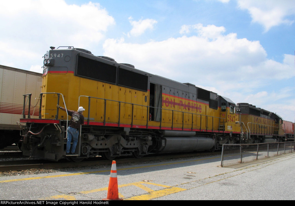 CRIX 5947 trails a UP unit at Pomona Tower